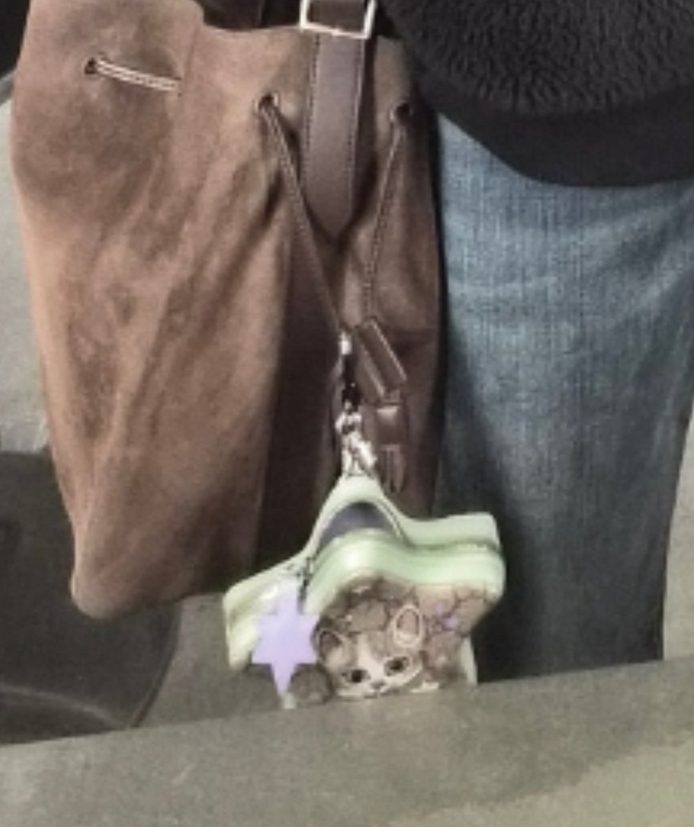 это что за прелесть у него на сумке😭