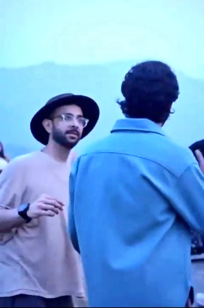 Bhagwan <a href="/KrishTrivedi/">Krish Trivedi</a> jaise dost sabko de tu ha kon <a href="/AmaalMallik/">Amaal Mallik</a> wala dialogue video mein bhi ha dost aise ho toh dushmano ki kya jarurat ha

YAHIN GUZAAR DOON ON YT