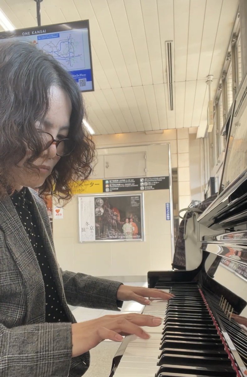 IzzySakieda's tweet photo. 新幹線のほうの新神戸駅でも弾き、これで私のストリートピアノ演奏は全国40か所になりました。数人聴いてくれていて拍手してもらいました。その曲を知っている人だったのかもしれないです。 https://t.co/c4hrDKTCpp