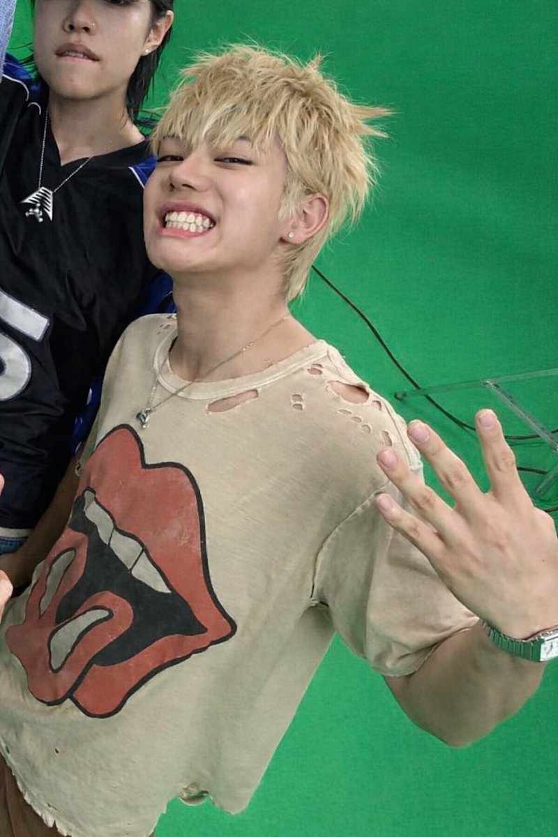 bxghouse's tweet photo. bxg! 

"kan aku udh bilang                  "anjay
pake baju yg                               blonde bgt 
bagus bwt diner"                     kita yank" https://t.co/qHws4IXHOO