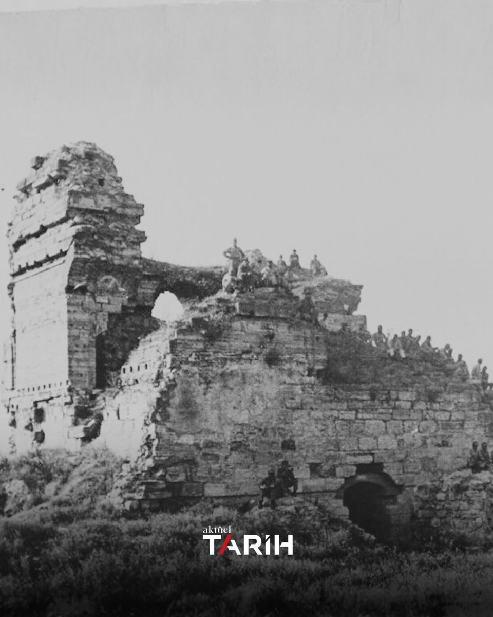 aktueltarih_'s tweet photo. 📸 Osmanlı, Edirne Sarayı’nı niçin yıktırdı?

Edirne Sarayı, 1877–1878 yılları arasında Rus ordusunun İstanbul yakınlarındaki Yeşilköy/Ayastefanos’a kadar ilerlemesiyle sonuçlanan Osmanlı-Rus Savaşı sırasında cephanelik olarak kullanılmıştı. Ancak Rus ordusunun Edirne’ye yaklaştığı günlerde, sarayın düşman kontrolüne geçmesinden endişe eden Osmanlı idarecileri, Edirne Sarayı’nı top atışlarıyla yıktırdı…

📚 M. Çağhan Keskin’in Edirne ve Bursa saraylarını konu alan yazısı, Aktüel Tarih’in “Osmanlı Mimarisi” başlıklı 16. sayısında…