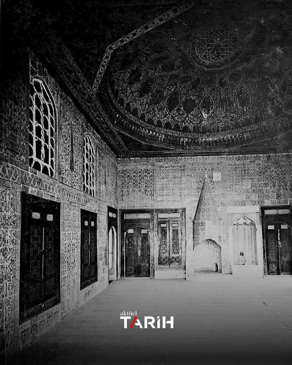aktueltarih_'s tweet photo. 📸 Osmanlı, Edirne Sarayı’nı niçin yıktırdı?

Edirne Sarayı, 1877–1878 yılları arasında Rus ordusunun İstanbul yakınlarındaki Yeşilköy/Ayastefanos’a kadar ilerlemesiyle sonuçlanan Osmanlı-Rus Savaşı sırasında cephanelik olarak kullanılmıştı. Ancak Rus ordusunun Edirne’ye yaklaştığı günlerde, sarayın düşman kontrolüne geçmesinden endişe eden Osmanlı idarecileri, Edirne Sarayı’nı top atışlarıyla yıktırdı…

📚 M. Çağhan Keskin’in Edirne ve Bursa saraylarını konu alan yazısı, Aktüel Tarih’in “Osmanlı Mimarisi” başlıklı 16. sayısında…