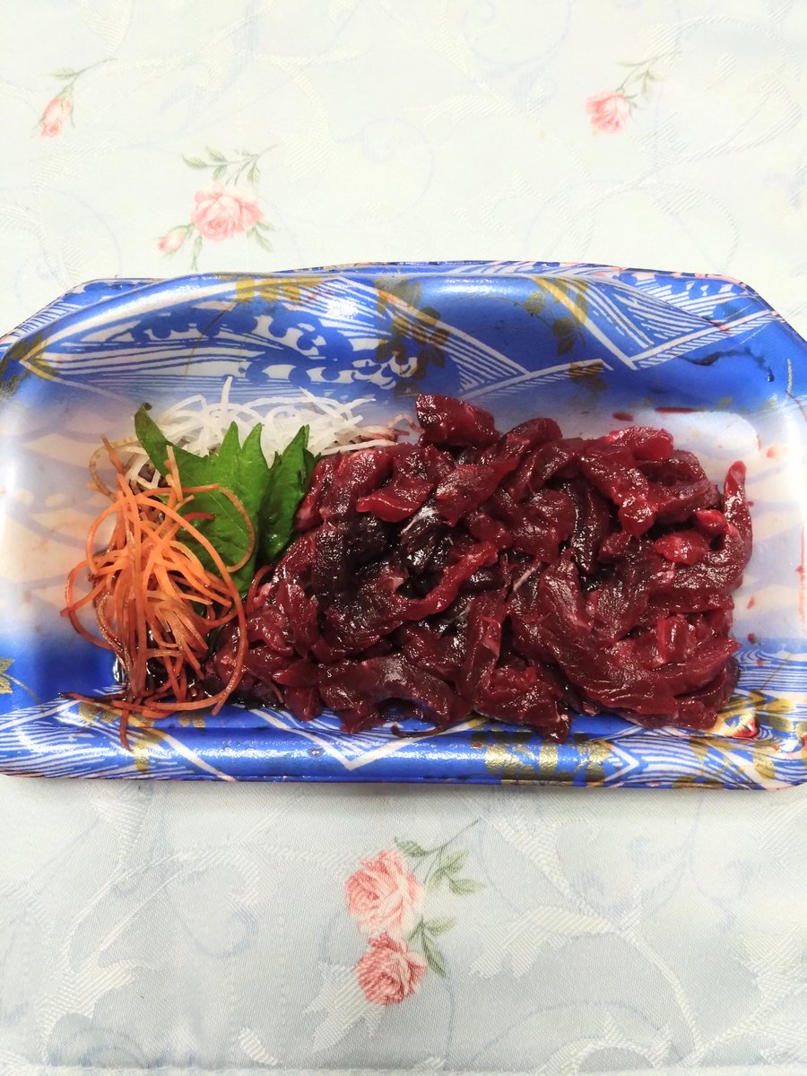 久々に鯨のユッケを食べました。

今日もお疲れ様でした。