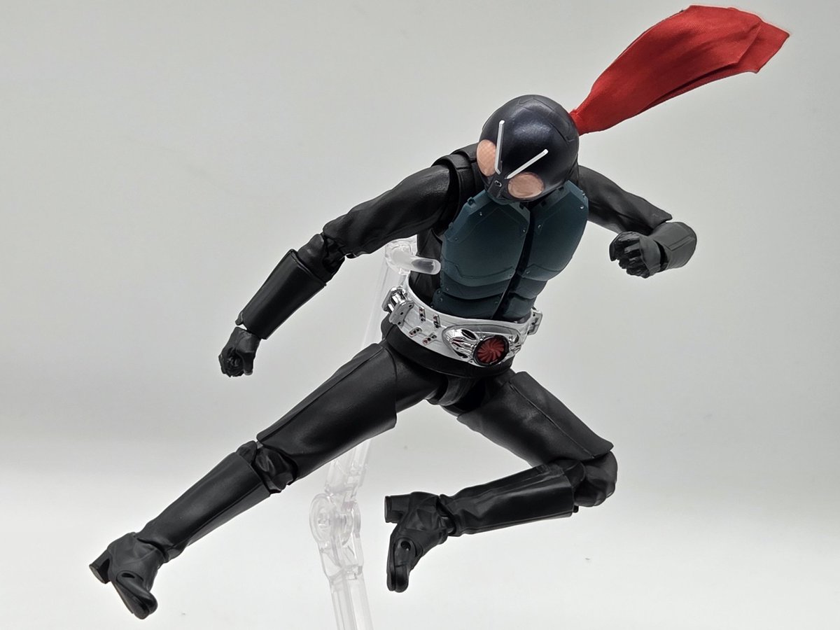 ヘルメットと首を取り替え仮面ライダーに。マフラーも最近のトレンドの