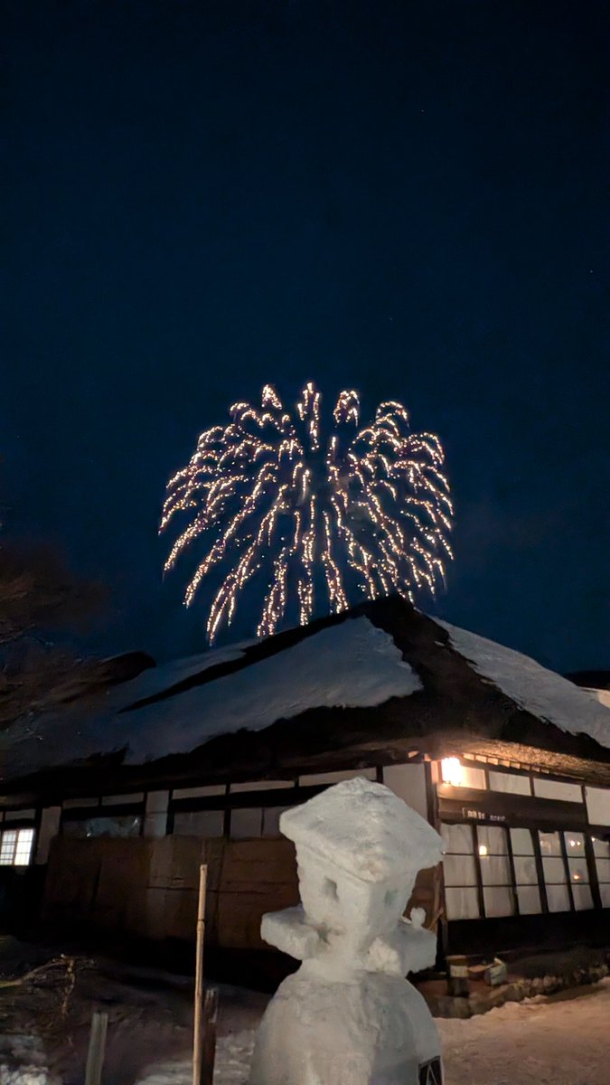 TEN17709199's tweet image. 今日実は大内宿で花火上がるのを見たかったの！
すげー綺麗だった！雪化粧の茅葺き屋根に花火…🤤
ゼッテー来年も来よ😳