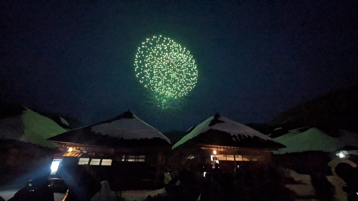 TEN17709199's tweet image. 今日実は大内宿で花火上がるのを見たかったの！
すげー綺麗だった！雪化粧の茅葺き屋根に花火…🤤
ゼッテー来年も来よ😳