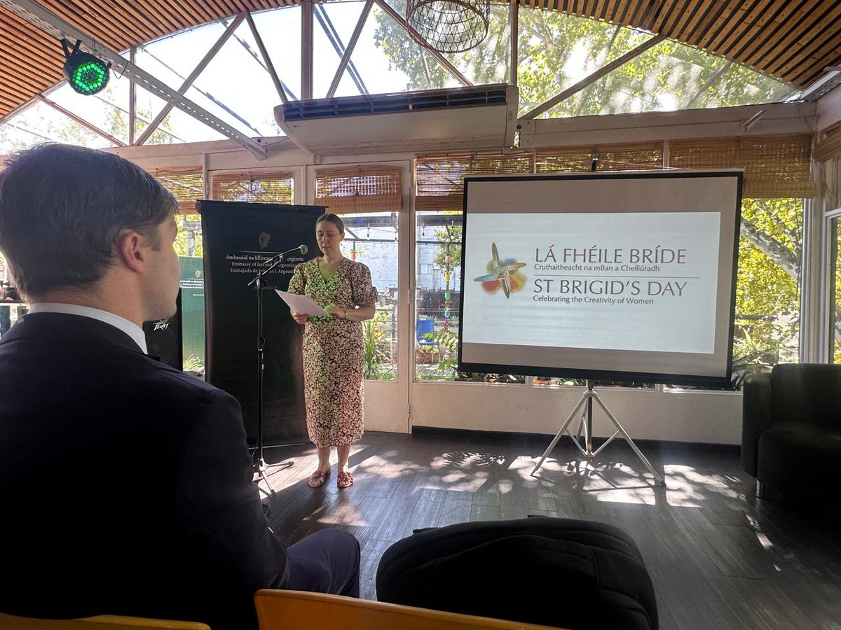 USALLenguas's tweet photo. 👉Celebración del Día de Santa Brígida 🇮🇪☘️
Desayuno de trabajo en #Casahumana, organizado por la Embajada de Irlanda, para celebrar la creatividad de las mujeres líderes en diversos ámbitos y embajadas.

#SantaBrígida #EstudiosIrlandesesUSAL #LenguasModernasUSAL #AEIS https://t.co/50g28F8IJI