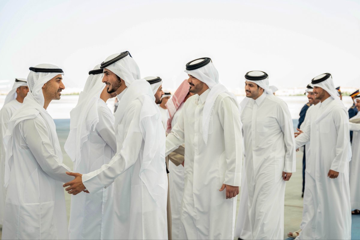 سمو الأمير المفدى يصل إلى العاصمة أبوظبي بدولة الإمارات العربية المتحدة الشقيقة، وفي مقدمة مستقبليه، أخوه صاحب السمو الشيخ محمد بن زايد آل نهيان رئيس الدولة. #قطر #الإمارات bit.ly/4rQztFx