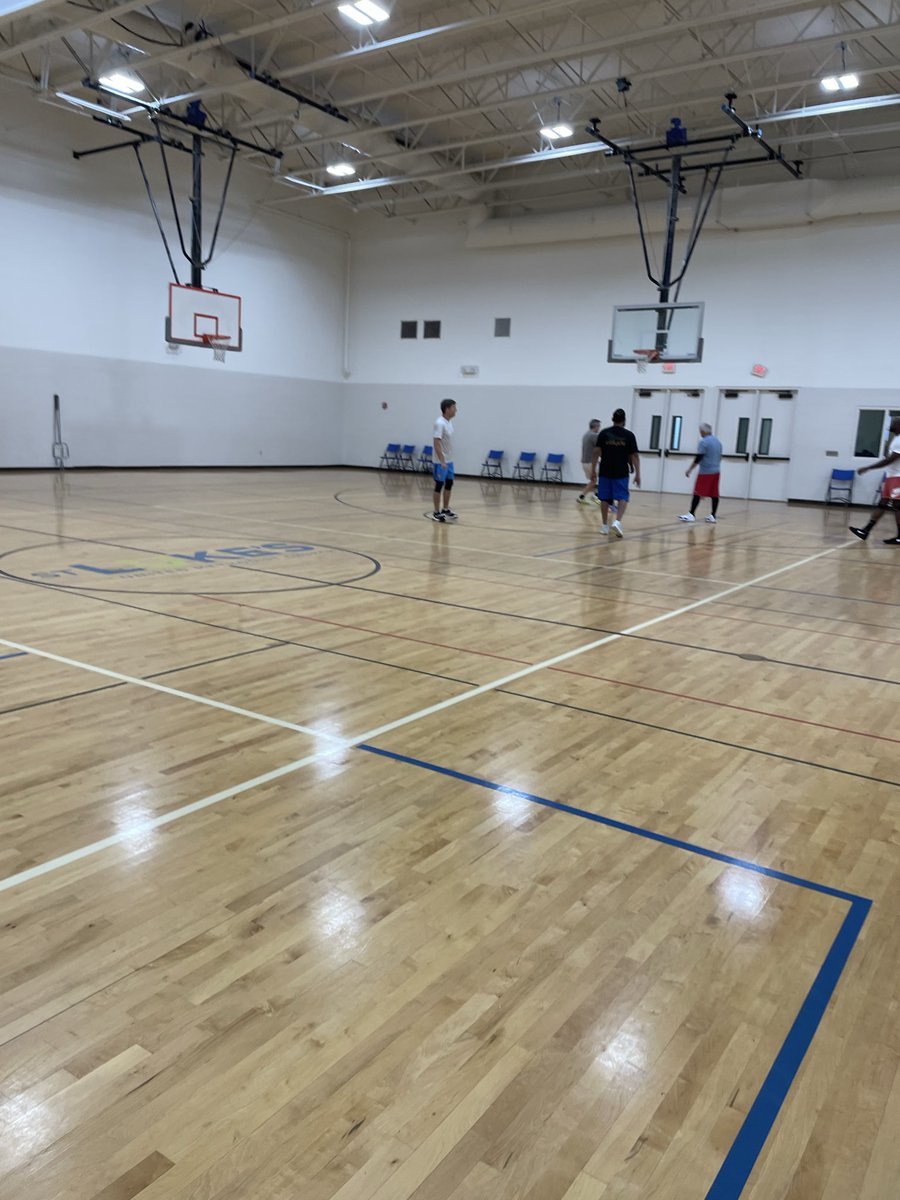 TheB24Liberator's tweet photo. early morning hoops time!! https://t.co/3eTHY11k5N