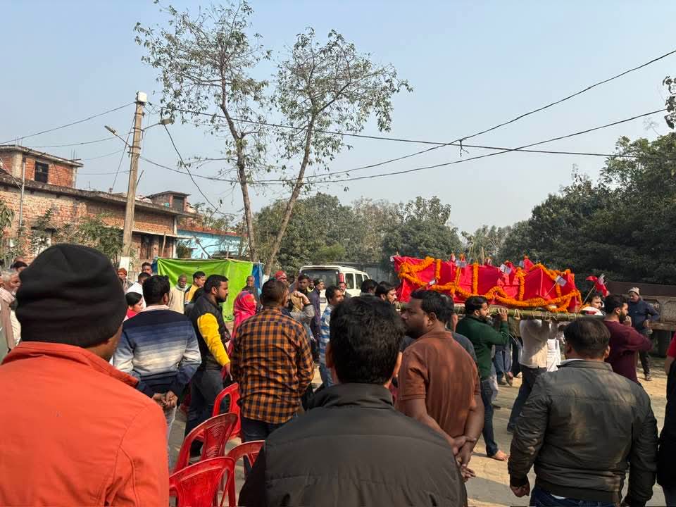 बहुत दुखद 
हाटा के रधिया गांव के सम्मानित व्यकित्त्व बड़े भाई की तरह स्नेह देने वालें श्री भीष्म प्रताप राव जी का आज निधन होने की सूचना मिलते ही उनके घर पहुँच कर अन्तिम यात्रा में शामिल होकर शोक संवेदना व्यक्त किया ...
सादर नमन 🙏🏻