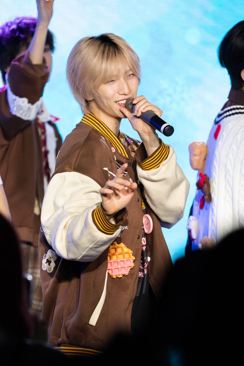 sangtae219's tweet image. 2026年2月14日(土)
｢LIT Theater〜ソロ公演を勝ち取るのは誰だ？！チョコレート争奪戦〜
友達について行って爽やかイケメンのウインク写真撮って来ました📸  これは僕にレス貰えてる？？気のせいか。。😂
 #LIT   #神代琉稀