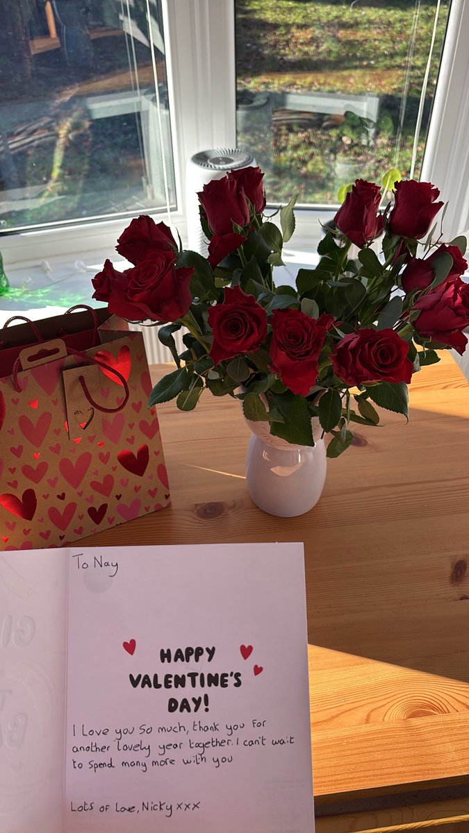 nay_aurelia_'s tweet image. woke up to the most gorgeous roses ♥️🥹