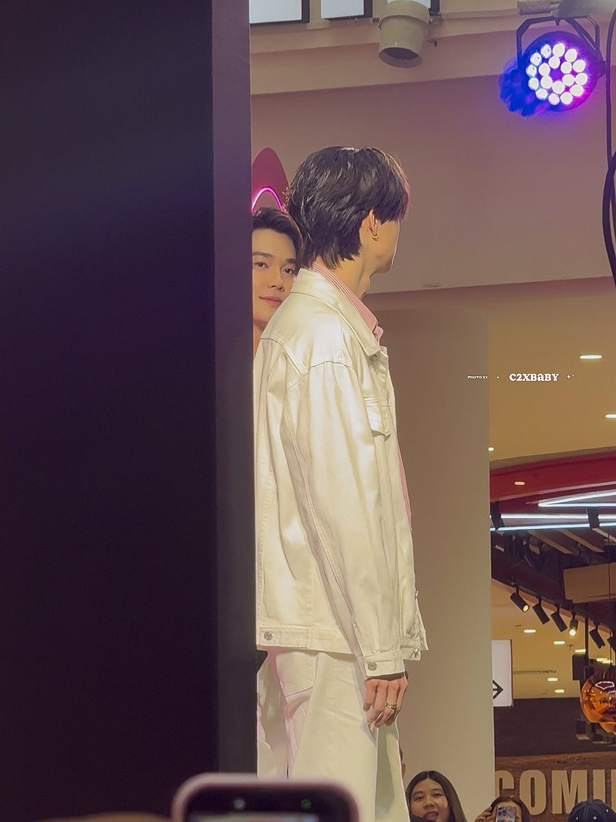 I should have bring my camera😢
You can see dew’s entire face when you are on tee’s side

DEW TEE HAPPY V DAY AT THE MALL BANGKAE 

#DewTeexTHEMALLLOVESTORE2026
#dewtee #ดิวธี