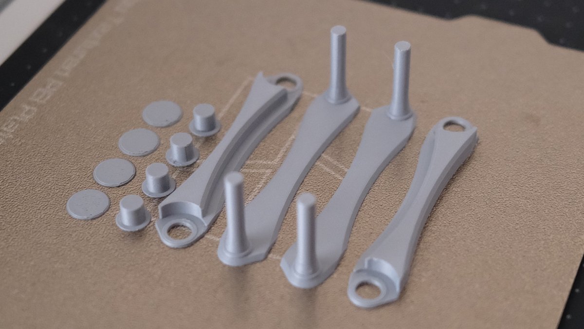 極限コンパクト床置き型ボビンホルダで
A1miniをギリギリまで壁寄せしてます

・透明ゴム脚を裏に貼ってるので滑らない
・ベアリング入れてるので滑らか

※単色刷り限定です