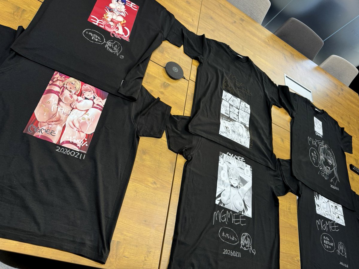 先日メロンブックスさんに伺ってくじの景品にサインを入れてきました!なんと、その際に試し書き用にしていたシャツや紙をまとめて【下書き練習セット】として抽選に入れていただけることになりました～(最後の画像)。まさかプレゼントになるとは思わずへんな感じなっておりますはずかしはずかし… 