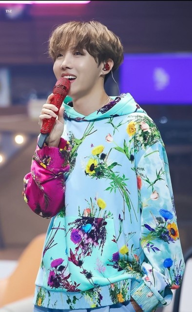 Hskfine19's tweet photo. 情人節快樂!🏹💘 Either way It's about hobiuary in valentine's day #HopeMonth #MonthOfHope #Happyhobiuary #HobiuaryIsHere #HOBIUARY2026 #WelcomeHOBIUARY #SayHelloToHOBIUARY #JHOPEDAY
#jhopeDay2026 https://t.co/ZhnJIiLQv5