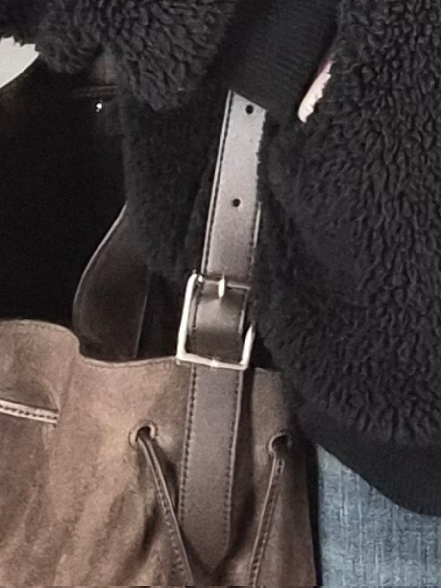 김석진 피지컬 체감되는 거.. 
스트랩 길이 조절 구멍 제일 끝인거 같은데.. 
저 길이인 거..😇