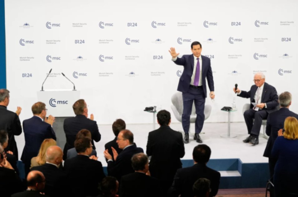 🚨🪖🇺🇸🇪🇺Pare che all’interno della sala conferenze del Bayerischer Hof Hotel di Monaco, pochi istanti dopo la conclusione dell’intervento di Marco Rubio, le reazioni al discorso del Segretario di Stato americano siano state principalmente di tre tipi: 

1) Quelli che applaudivano