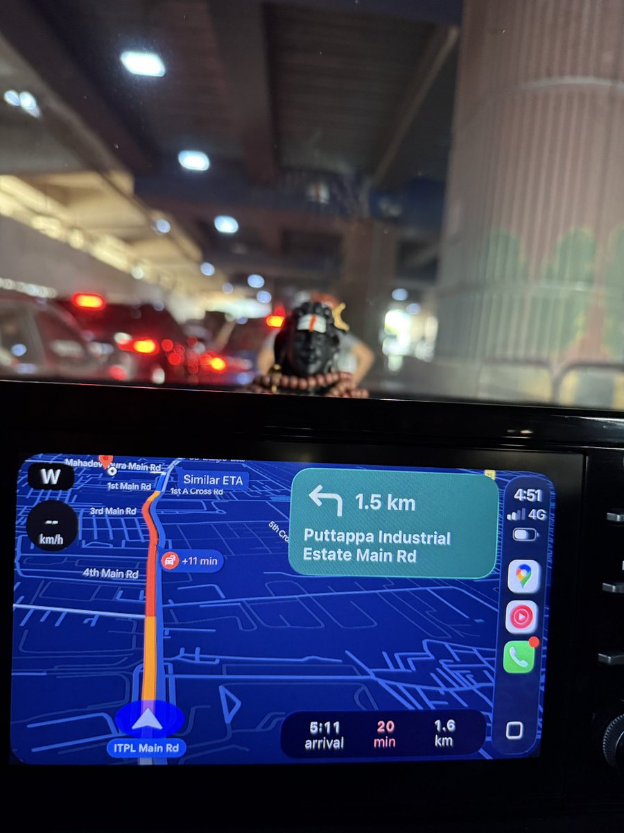brown_bitchh's tweet photo. blr traffic be like https://t.co/4jjNRO3hNZ