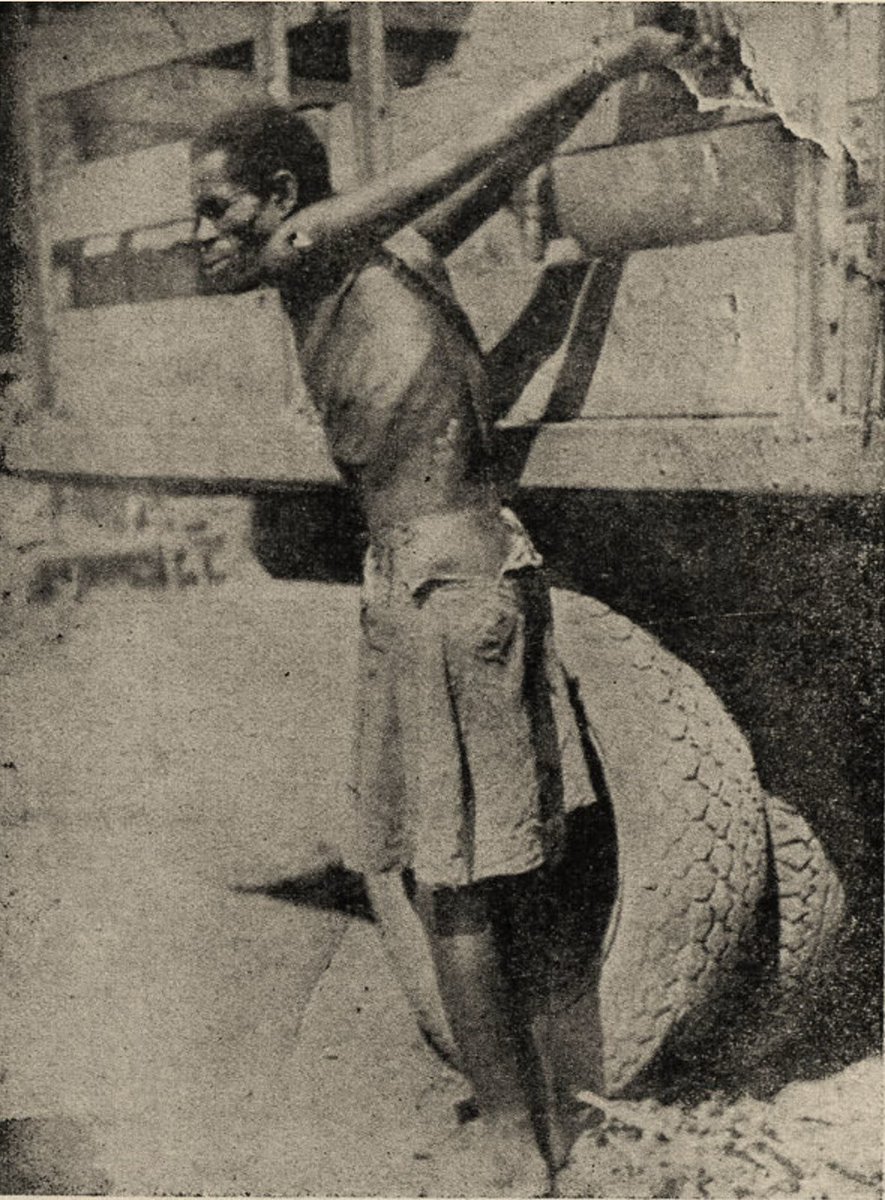 🟥#19FEBBRAIO 1937
MASSACRO DI #ADDISABEBA
Questa vittima, legata in una posizione contorta sul fianco di un autocarro Fiat 634N, sta per
essere trascinata fino alla sua morte.
da "Il massacro di #AddisAbeba.Una vergogna italiana"
di #IanCampbell