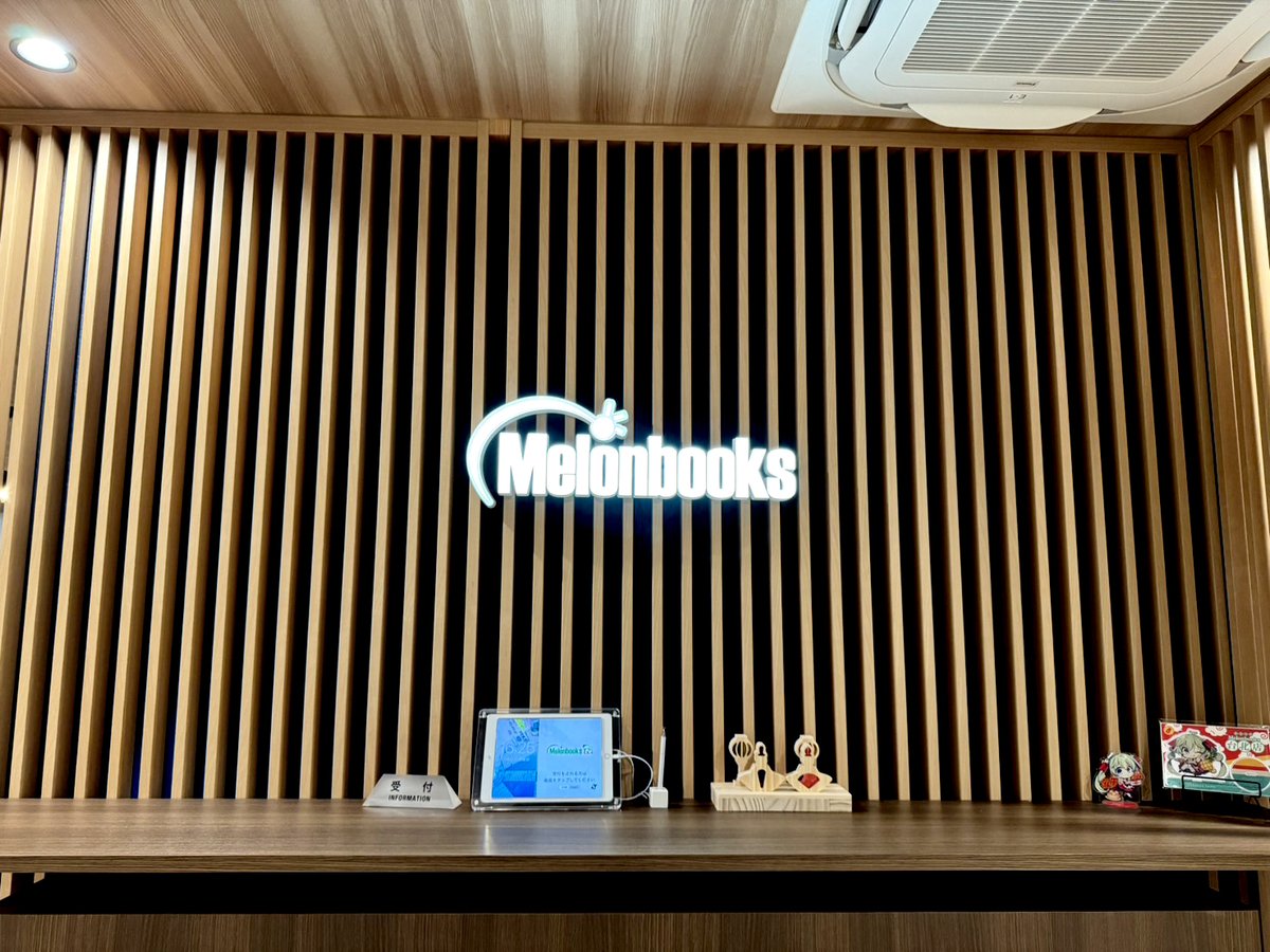 先日メロンブックスさんに伺ってくじの景品にサインを入れてきました!なんと、その際に試し書き用にしていたシャツや紙をまとめて【下書き練習セット】として抽選に入れていただけることになりました～(最後の画像)。まさかプレゼントになるとは思わずへんな感じなっておりますはずかしはずかし… 