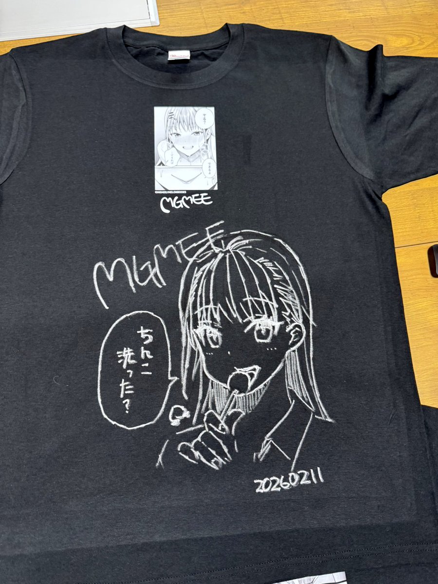 先日メロンブックスさんに伺ってくじの景品にサインを入れてきました!なんと、その際に試し書き用にしていたシャツや紙をまとめて【下書き練習セット】として抽選に入れていただけることになりました～(最後の画像)。まさかプレゼントになるとは思わずへんな感じなっておりますはずかしはずかし… 