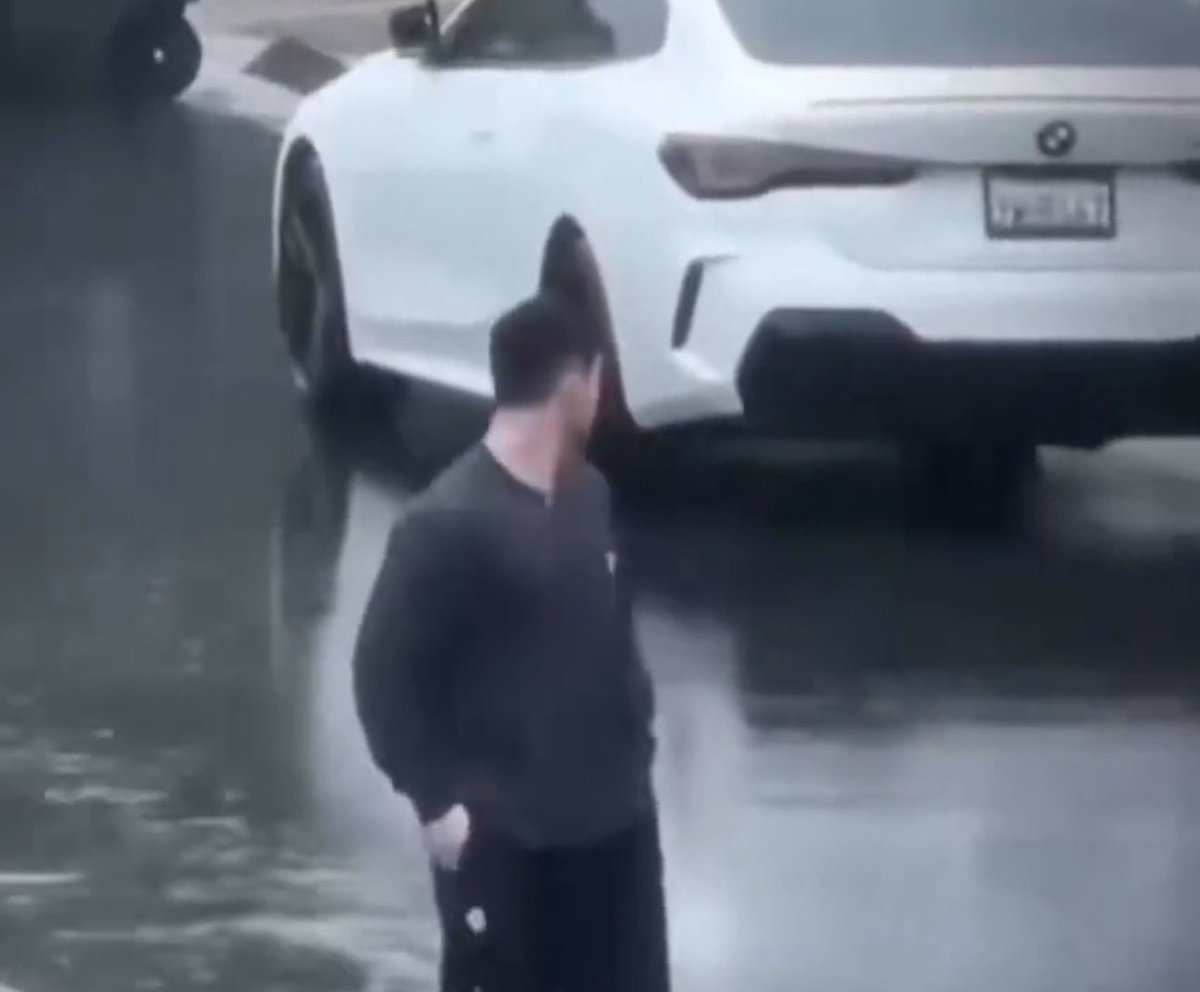 Elinde çiçek olan kızlara karşı