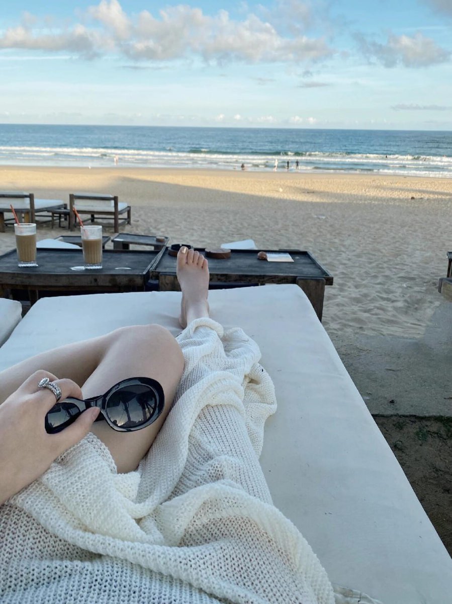 daisy_daisy3487's tweet photo. Sandy toes, sun-kissed nose, and iced coffee dreams 🌊☀️🥥 https://t.co/sE4Cl2jJhm