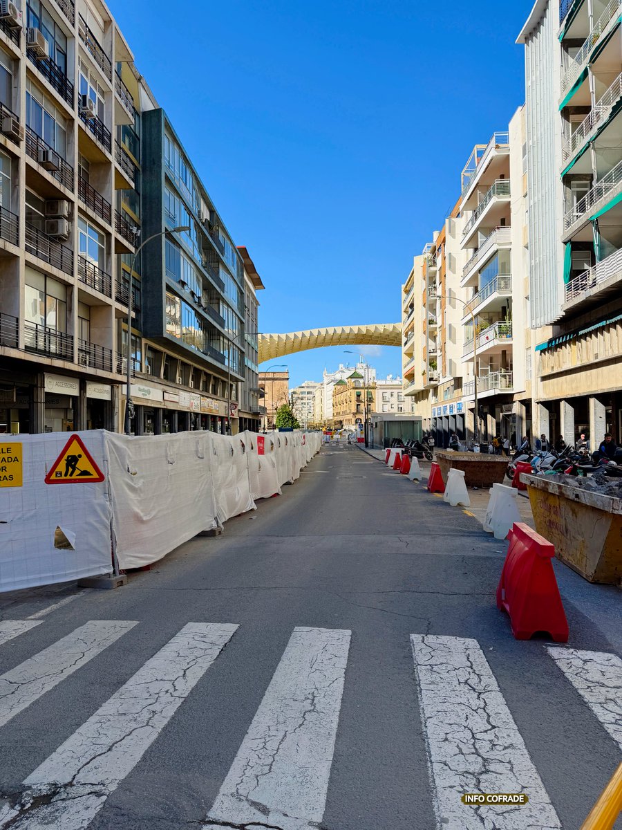 🚧 Aspecto actual de la calle Imagen a escasos días del inicio de la Cuaresma. Las obras del tranvibús amenazan con alterar el paso de más de una decena de cofradías. #SevillaHoy