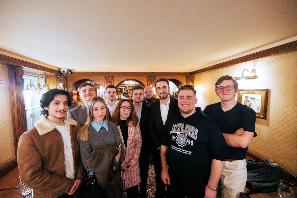 À Versailles la jeunesse nationale est rassemblée derrière <a href="/Odelafaire/">Olivier de LA FAIRE</a> pour les élections municipales ☀️ 

Merci à <a href="/Lola___Elis/">Lola Elis</a> des <a href="/jeunesudr/">Jeunes UDR</a> et Pierre de <a href="/IDL_Jeunes/">IDL Jeunes</a> pour cette soirée commune 🤝

Bravo au <a href="/RNJ_78/">RNJ Yvelines</a> pour sa mobilisation, rejoignez-les !