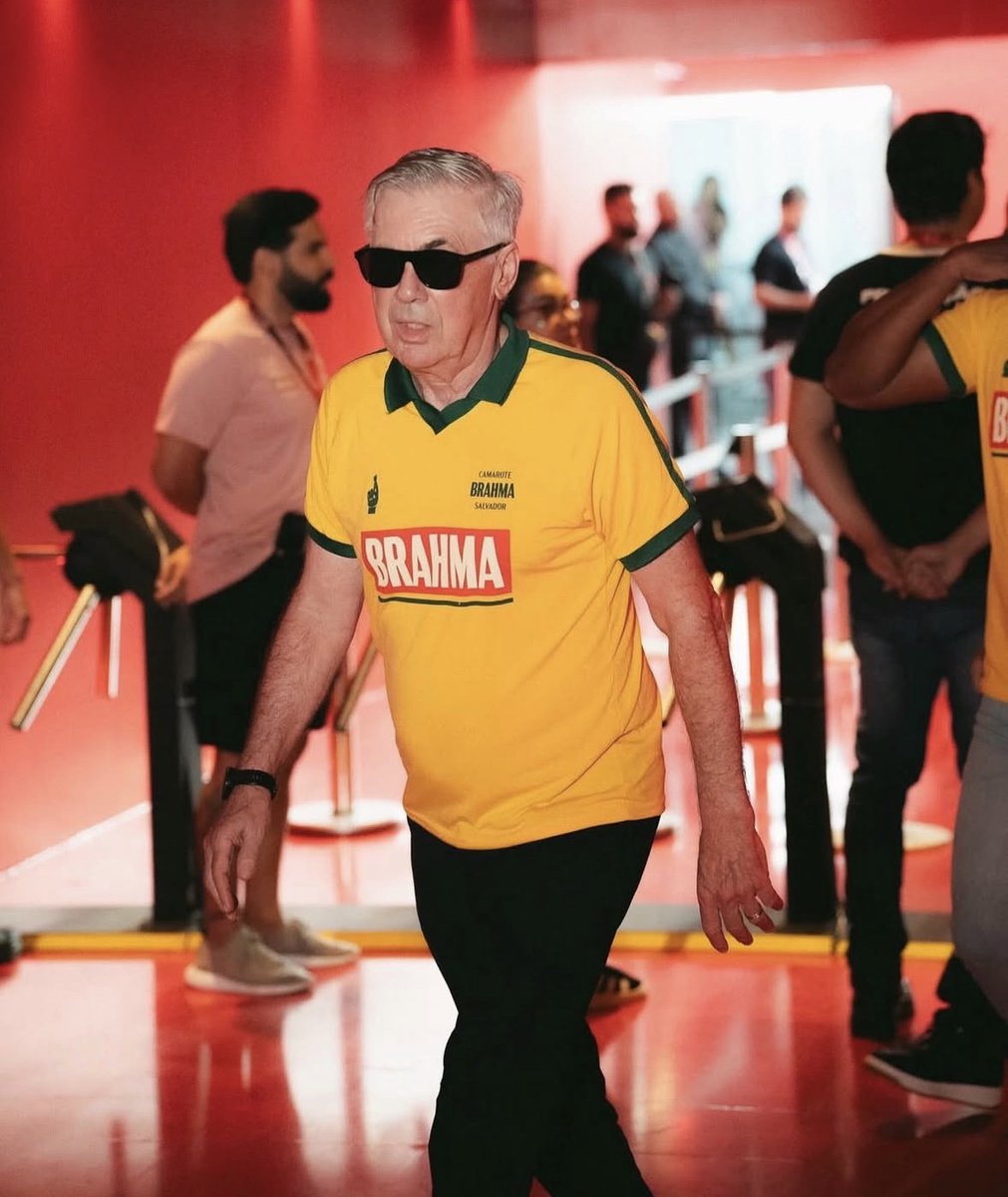 😎 Carlo Ancelotti at a Carnaval in Brazil.