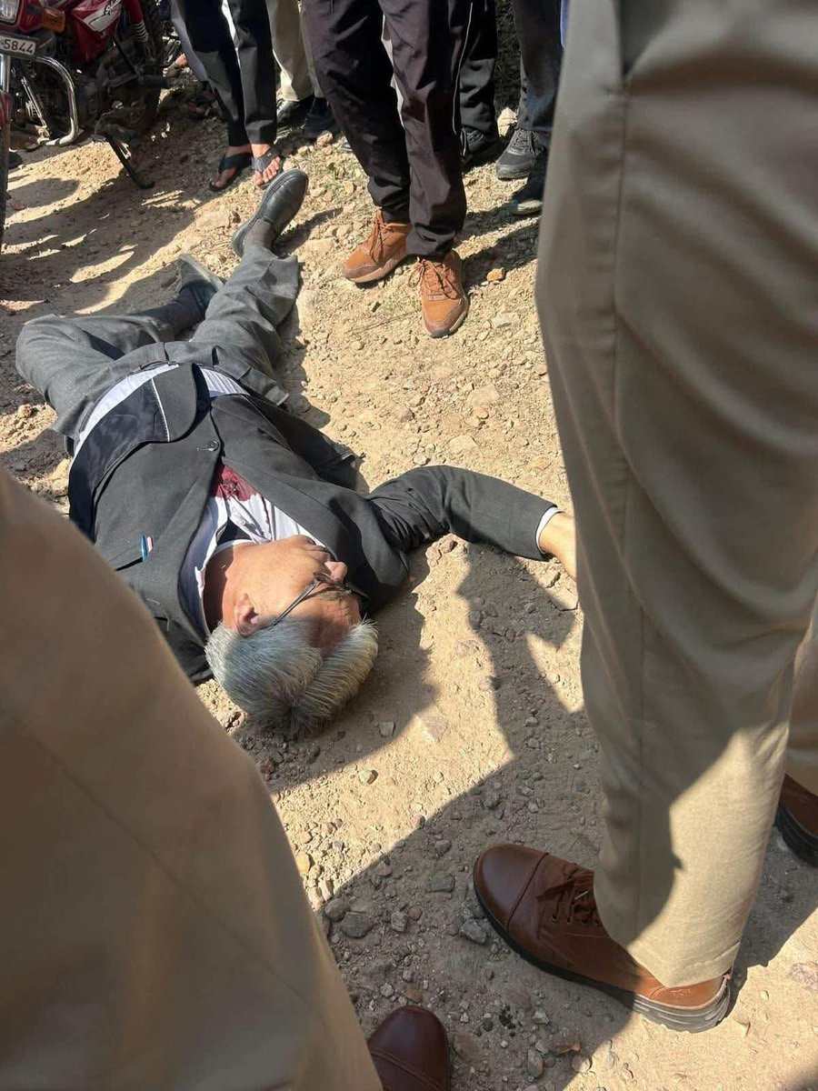 मध्यप्रदेश में दिन-दहाड़े एक वकील की हत्या लोकतंत्र और न्याय व्यवस्था पर सीधा हमला है। जो लोग समाज को न्याय दिलाने के लिए लड़ते हैं, अगर वही सुरक्षित नहीं हैं तो यह बेहद चिंताजनक स्थिति है।

हम सभी वकील साथियों के साथ खड़े हैं और <a href="/DrMohanYadav51/">Dr Mohan Yadav</a> सरकार से मांग करते हैं कि इस