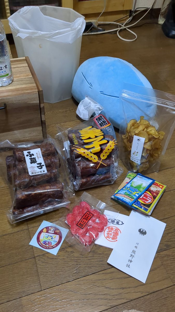 G0413's tweet photo. 年末に入院もしたから今日同僚と川越で厄除け巡りしてきた。でもいざ拝殿した時特に希望もお願いも浮かばなかったから私は幸せなんだと思う。ありがとうございますしか出てこなかった。食べ歩きしてふ菓子2袋買って来た。楽しかった。 https://t.co/KtLikq7sNB
