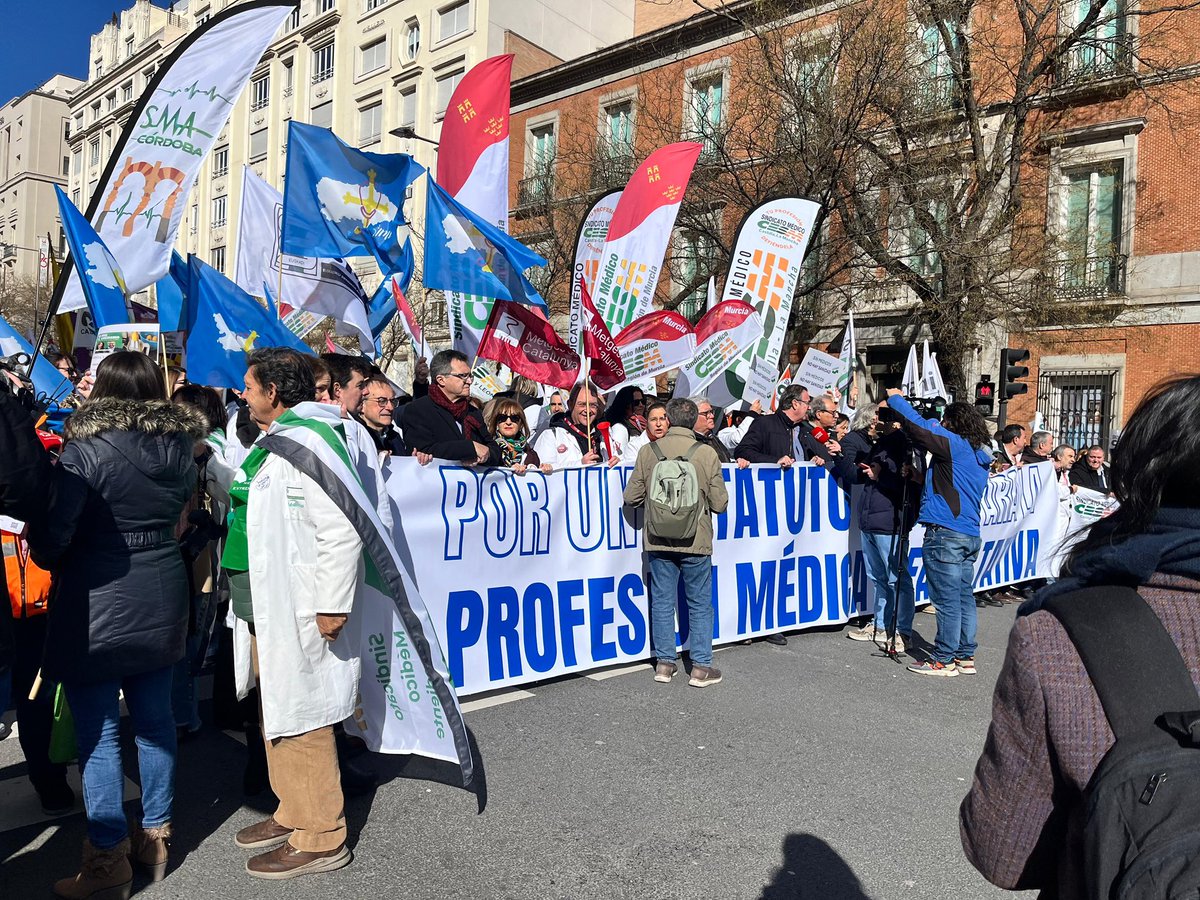 📢 Metges de Catalunya a la manifestació d’aquest dissabte a Madrid per reclamar un estatut propi per al col•lectiu mèdic i facultatiu.

💪🏻 Les bates blanques segueixen en lluita!