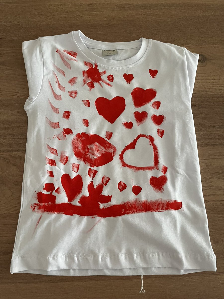 Minik kuşumla tişört boyama etkinliğine katıldık 🥰 en alttaki kuşu kendi çizdi kalıp bile olmadan çünkü ben onu hep kuşum diye sevdiğim için kuşları çok seviyormuş 😭😭