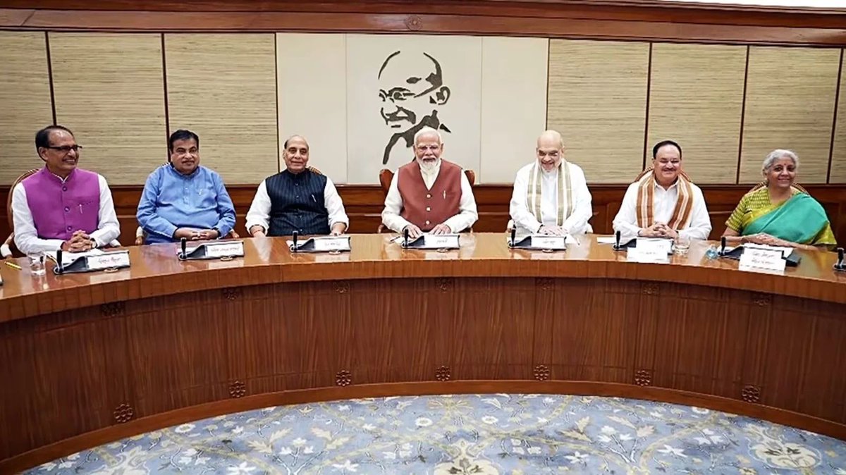 IndianTechGuide's tweet photo. 🚨 The Union Cabinet has approved Rs 1 lakh crore for India's big urban reset. https://t.co/6QBlZDsU5g