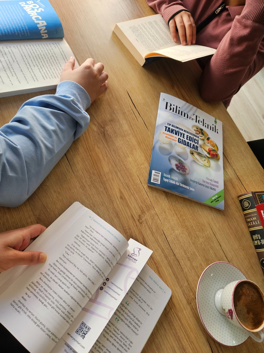 Tevhid asrındayız, peygamber yolunun varisleriyiz. Kendisine tedavi yapılan, kendisiyle ugraşılan insan olmaktan çıkıp başkalarına faydası olan insan olmak için okuyoruz. 

#13ufkayolculuk #nasılinanmalı
<a href="/UfkaYolculukCom/">Ufka Yolculuk</a> <a href="/serveryayinlari/">Server Yayınları</a>