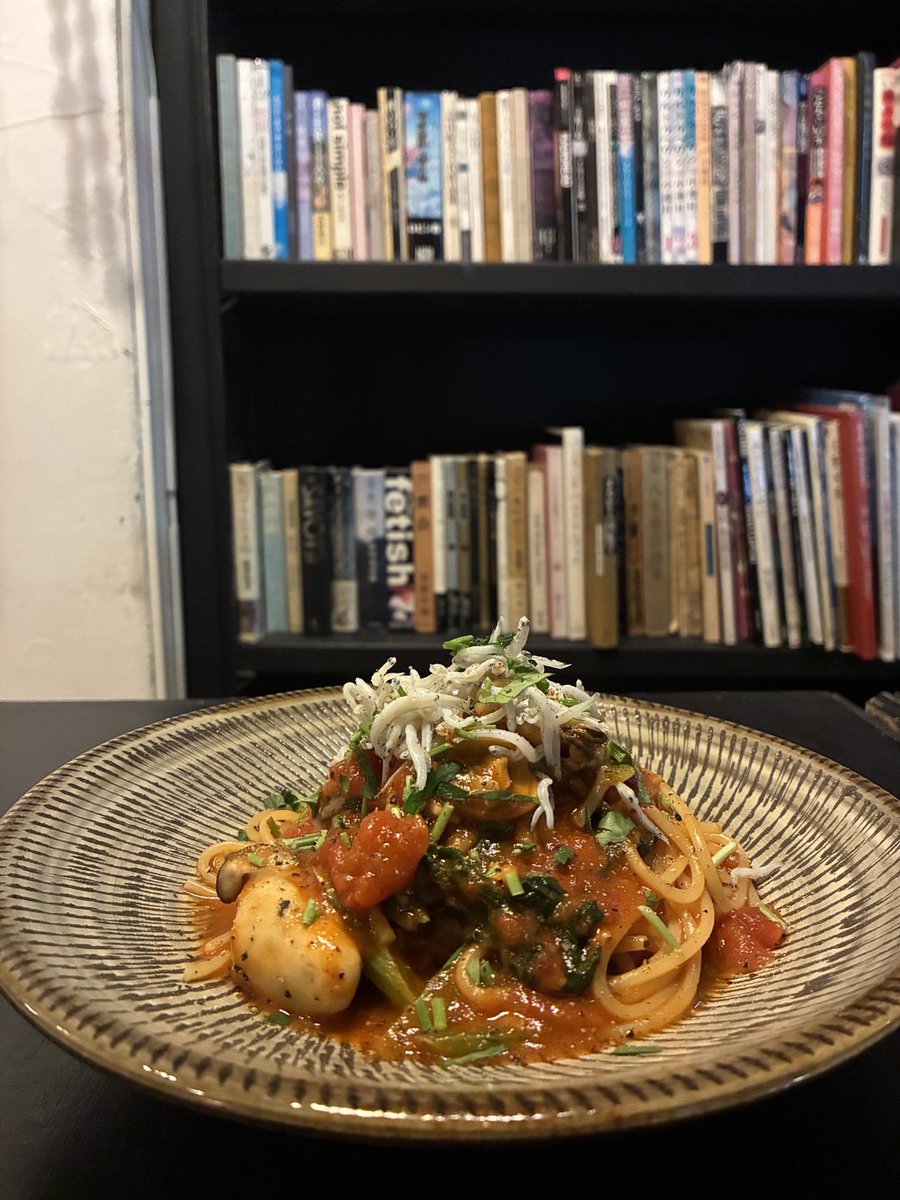 2026/2/14（土）

オープンしてます！
金土曜日はフードがあります。
今夜もお待ちしてます👀

🦪MENU🦪
・牡蠣と春菊のアラビアータ
・豚方ロースのグリル
・真鰯のアクアパッツァ
・手羽中と新玉葱のスパイス南蛮