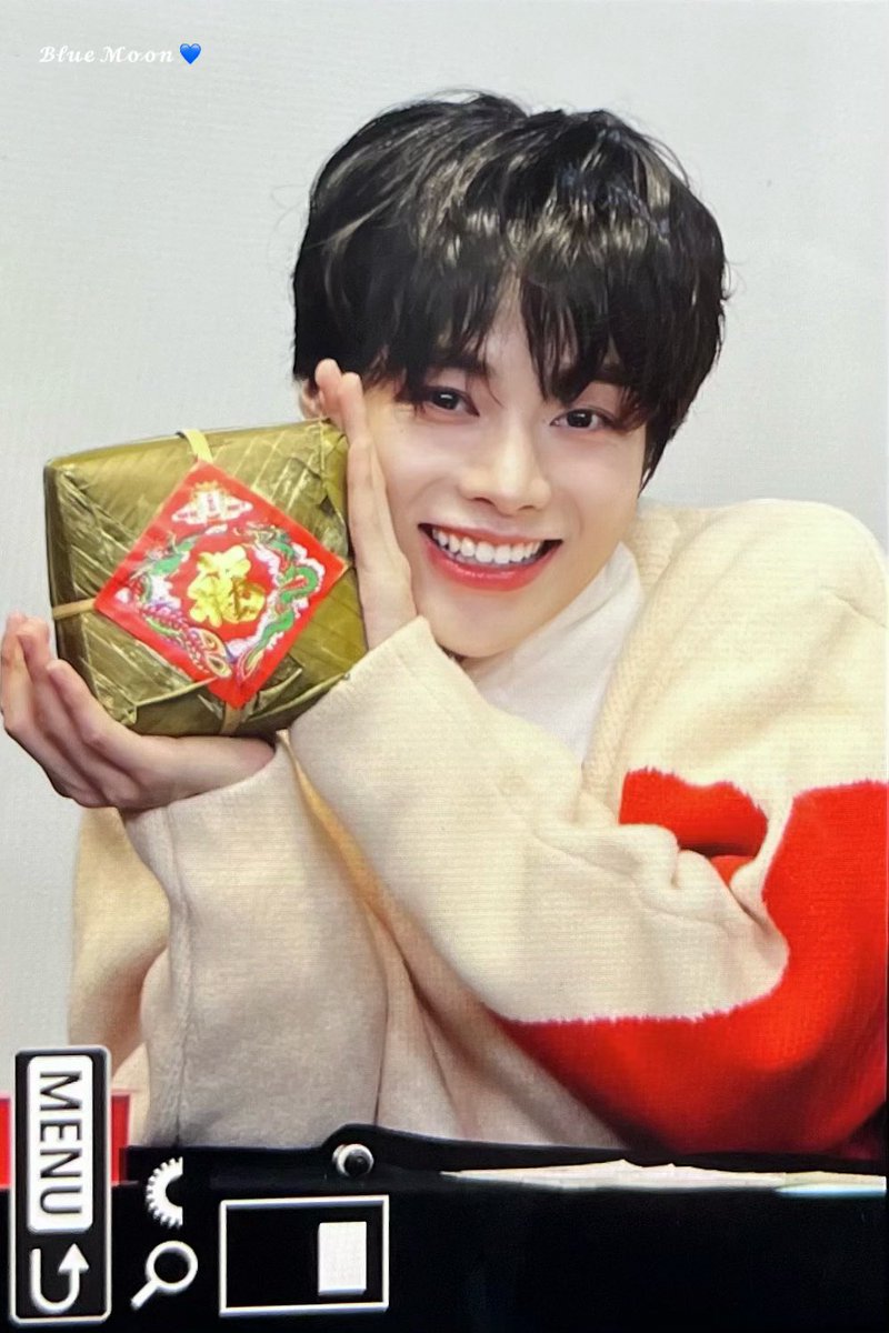 Hubimoon_19's tweet image. [PRE] 260214 애플뮤직 팬싸
“Thịt mỡ, dưa hành, câu đối đỏ 
Cây nêu, tràng pháo, bánh chưng xanh”

Mang Tết đến Fansign cho Hưng 💚❤️

#한빈 #HANBIN #한빈아_hanbin_Ơi
#템페스트 #TEMPEST #TPST