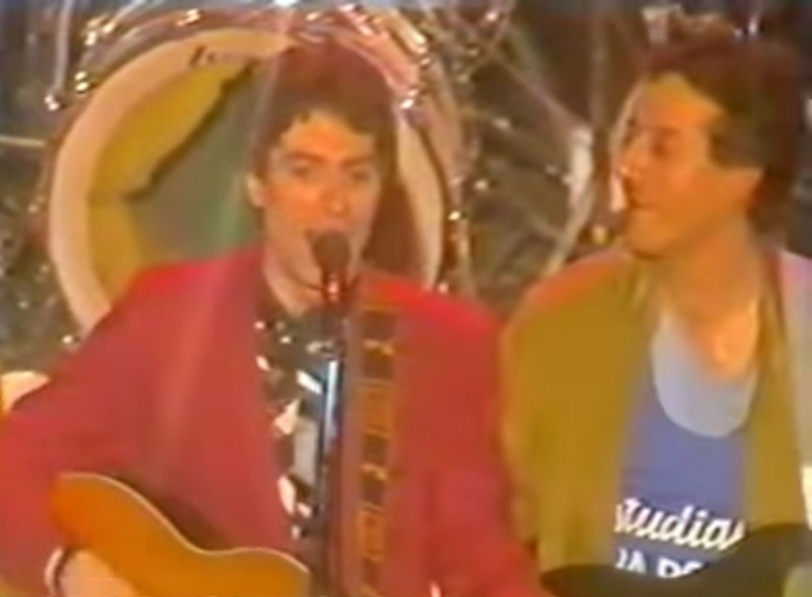 Panchitooo,40 años ya de aquel 14 de febrero, con tu camiseta del <a href="/MovistarEstu/">Movistar Estudiantes</a> 
Aquello si q era amor a unos colores.Mi primer vinilo y el mejor disco en directo de este pais.A la batería Beneito con el maillot de La vie Claire.Que grandes <a href="/Panchovarona/">Pancho Varona</a> <a href="/DementePerdido/">DEMENTE PERDIDO</a> <a href="/gzlz11/">Miguel González</a>