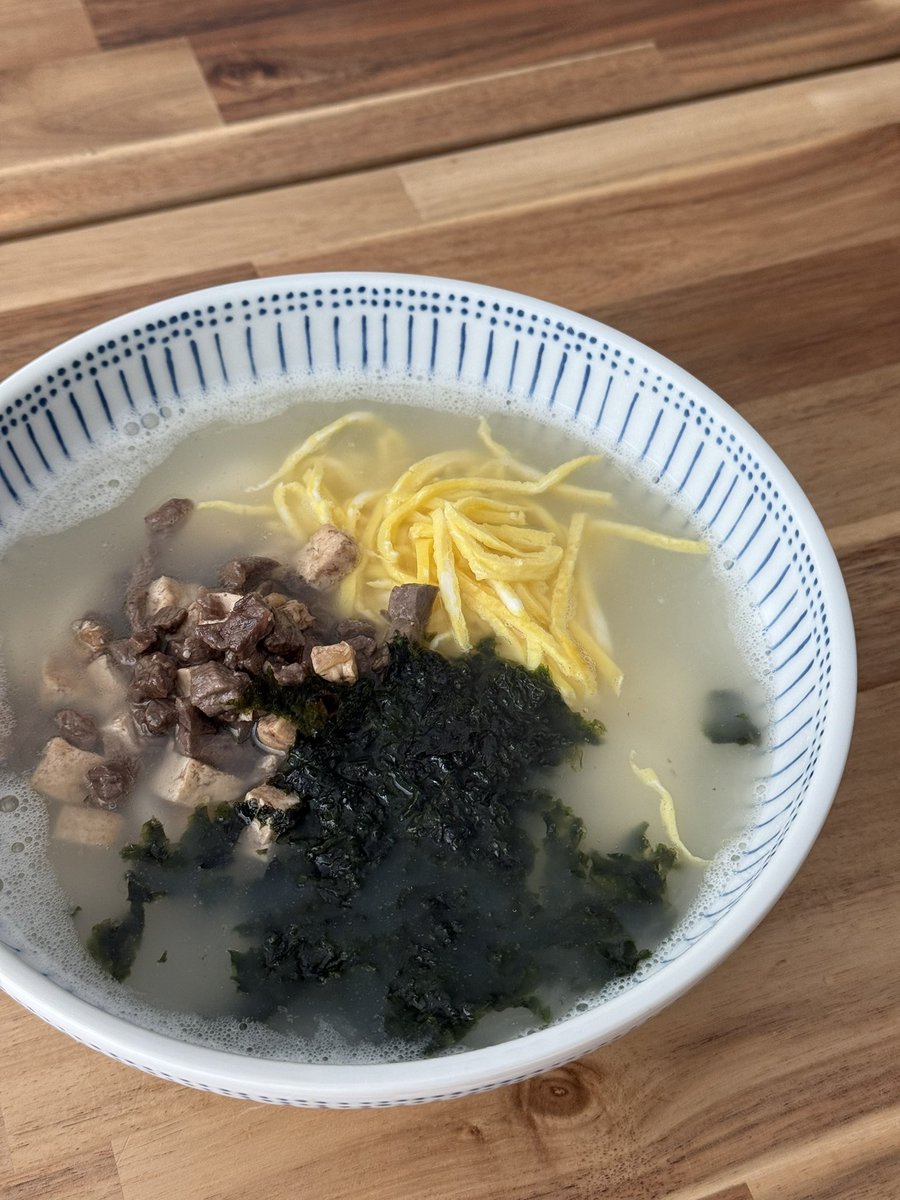 신년에 만들어 먹었던 대구인의 떡국. 마트에 가면 모두가 장바구니에 떡국용 소고기와 두부를 담고있는 풍경이 귀여웠지.