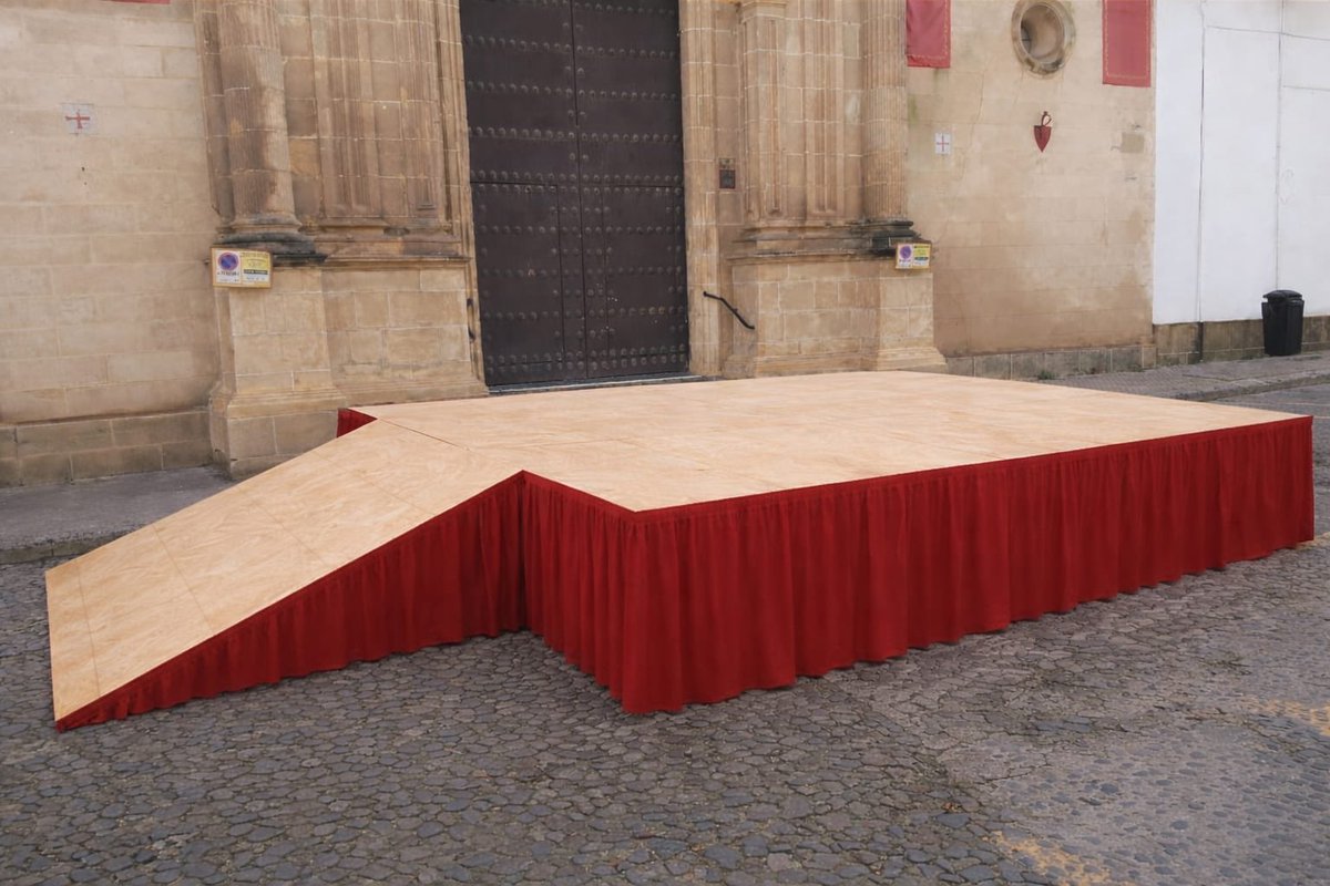 Alberto Mena, Hno Mayor de la Sagrada Lanzada, nos detalla la información sobre la nueva forma de salir el paso de misterio de la Basílica, esta foto es una posibilidad real de ello.