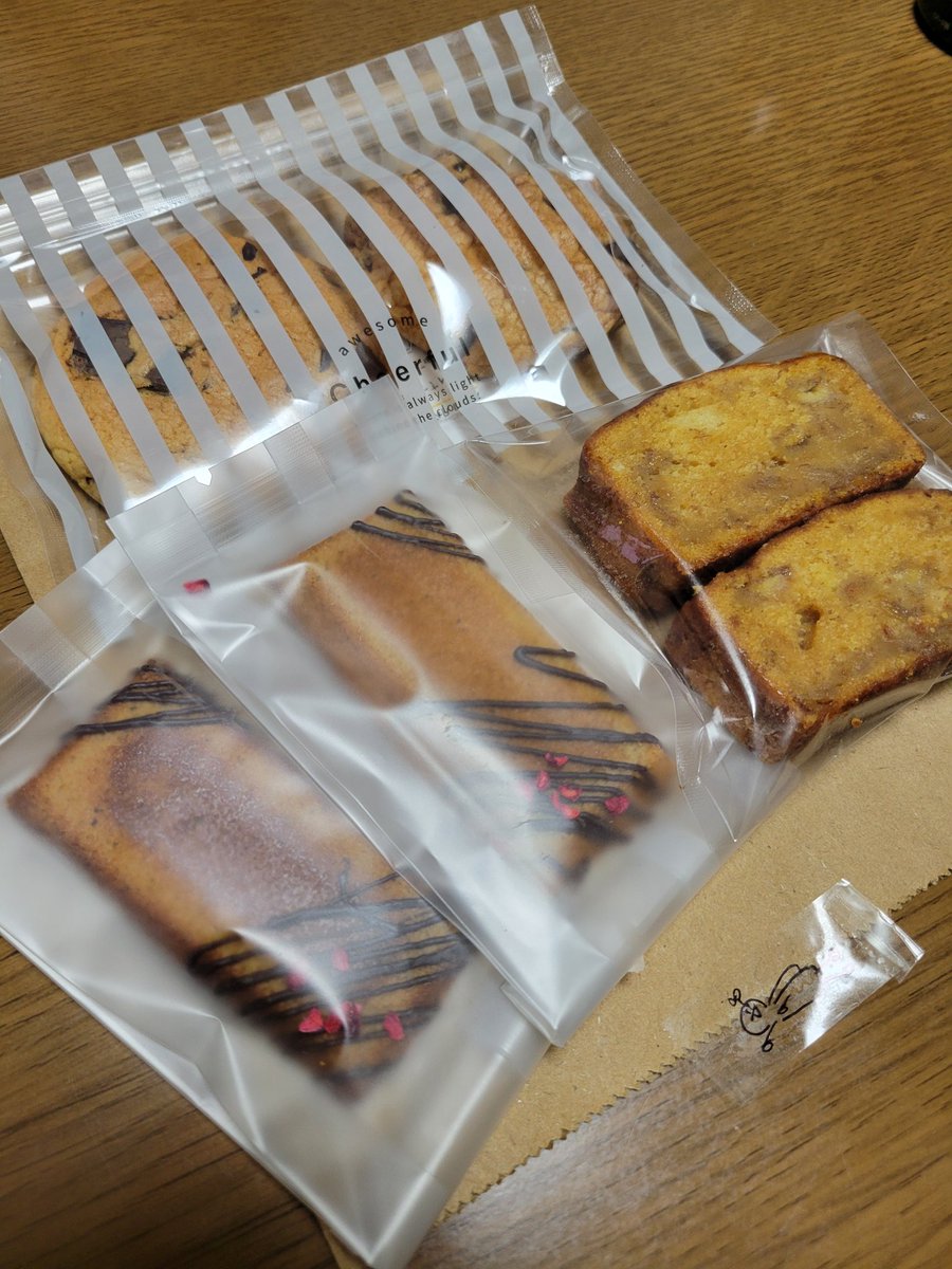 anemone_zero1's tweet photo. 友人の中学生の娘さんが作ったスイーツが年々レベルアップしていく
初めて貰った時は飴玉くらい硬いチョコだったのに…現代っ子の成長って凄いな https://t.co/rcJAWhAcrJ