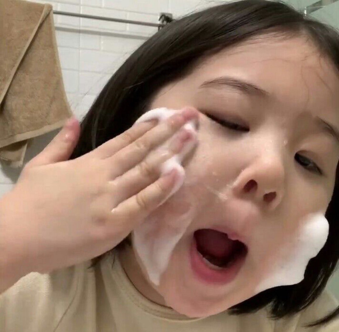yo haciéndome el skincare cuando no comi en todo el día, no bebi agua y sólo dormí 4 horas: