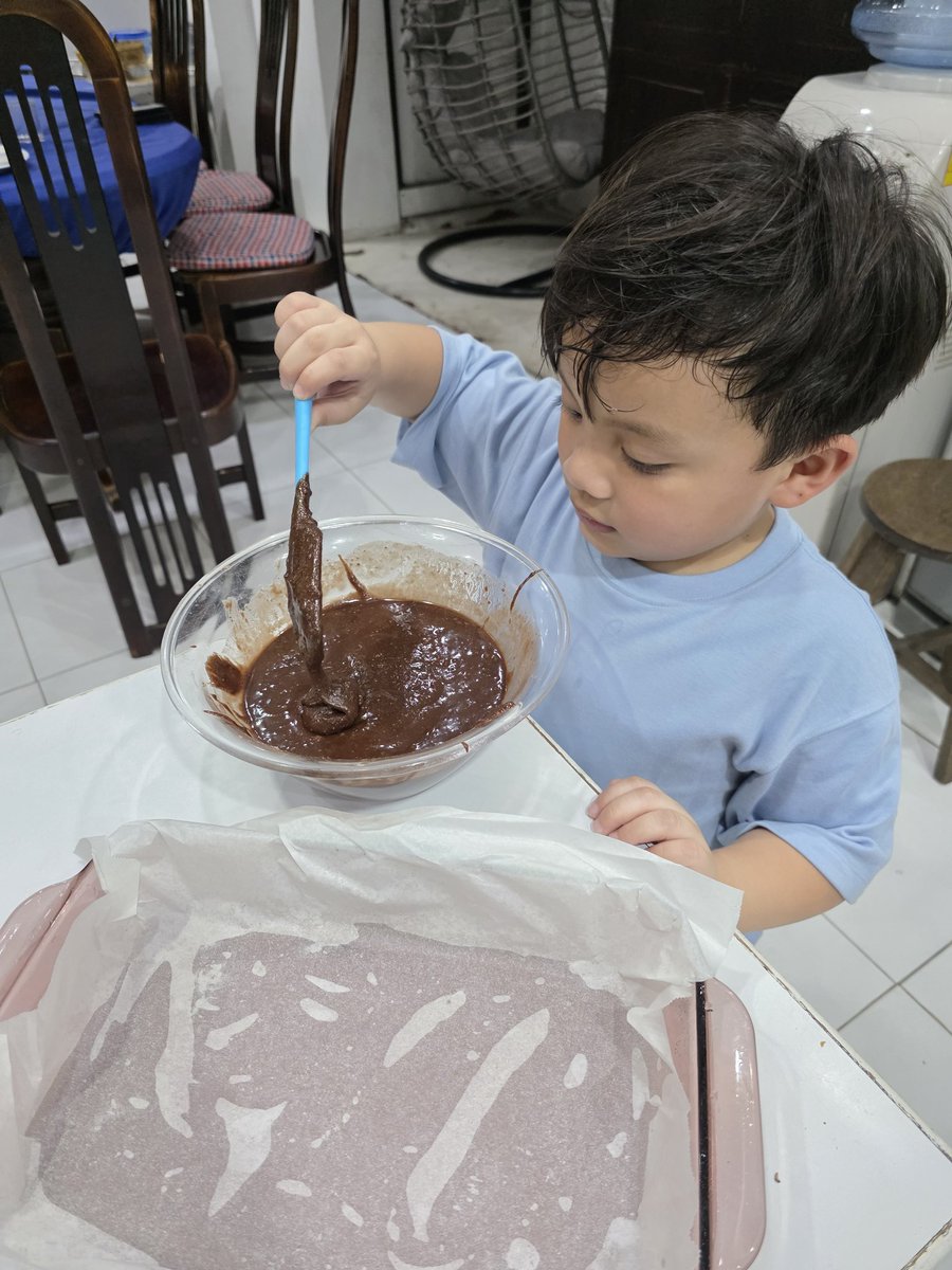 _dengs_'s tweet photo. Last weekend, the nephew baked some brownies (supervised). 😋 https://t.co/ZSX1ES2WpZ