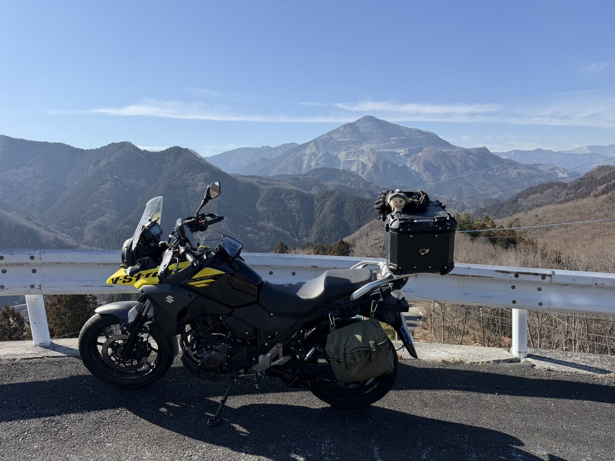 vstrom250's tweet photo. 今日は２週間ぶりに相棒と秩父走って来ました🏍️
朝は寒いですが、気持ち良い季節になりましたねー。

#Vストローム #日向山 #秩父 https://t.co/WKA4adfNrK