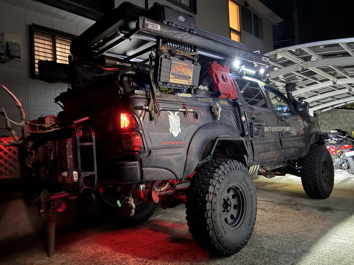 Jk1CFhnoGZaG8kT's tweet photo. #HILUX
#ハイラックス
#ZEAL
#PROCOMP
#17半インチアップ
#40s
#MADMAX
#WildBoars
#CAMPER
#トーヨータイヤ
#オープンカントリーMT
#フォードファルコンXB
憧れの車、フォード ファルコンXBの劇中車、ブラックパーシュートスペシャルのプレート搭載✨ https://t.co/m52FF5ptNo