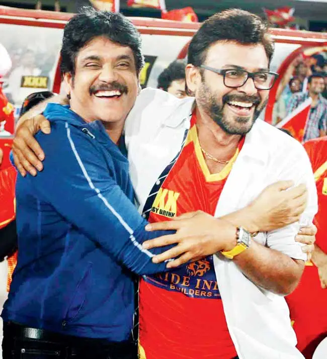 SkydreamMedia's tweet image. 🎬 #Nagarjuna vs #Venkatesh – Direct Clashes (12 Times) :

1️⃣ 1987

అగ్ని పుత్రుడు – August 12 → ❌ Flop

విజేత విక్రమ్ – August 14 → ❌ Flop

2️⃣ 1989

గీతాంజలి – May 19 → ✅ Super Hit

ఒంటరి పోరాటం – May 18 → ⚠️ Average

3️⃣ 1989

ప్రేమ – January 12 → ⚠️ Average

విజయ్ –