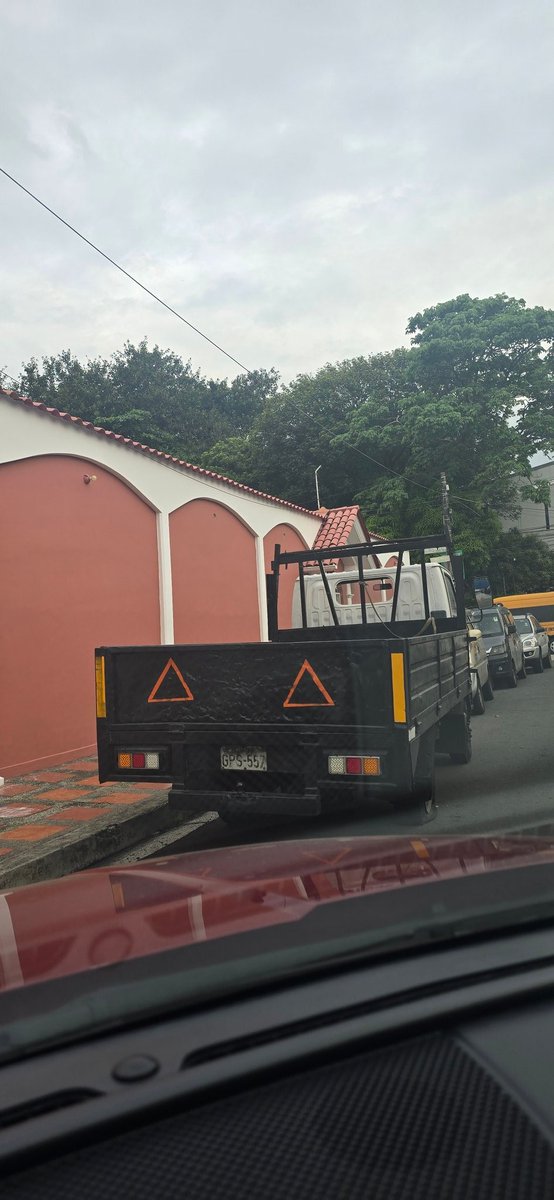 dianuchidc's tweet photo. @ATM_Transito @ATMGuayaquil este carronesta botado hace 3 semanas. Esta en contravía, se encuentra en miraflores calle 4ta, frente a la universidad casa grande. Su gentil ayuda para que lo retiren. https://t.co/5qneWf2vtJ