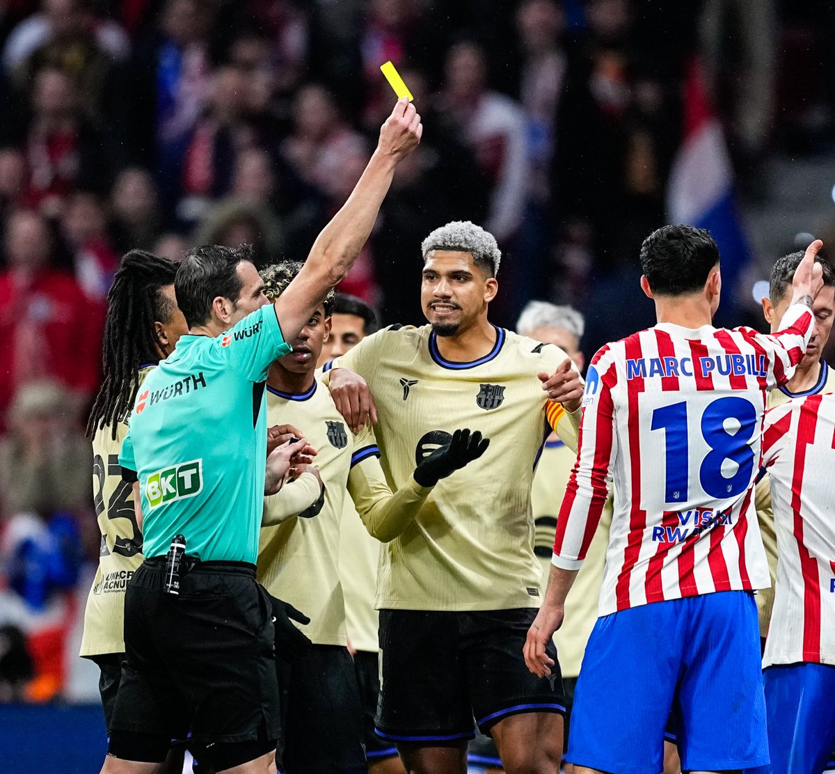 ActuFoot_'s tweet photo. 🚨 OFFICIEL ! 𝗟𝗘 𝗙𝗖 𝗕𝗔𝗥𝗖𝗘𝗟𝗢𝗡𝗘 𝗔 𝗘𝗡𝗩𝗢𝗬𝗘́ 𝗨𝗡𝗘 𝗟𝗘𝗧𝗧𝗥𝗘 𝗗𝗘 𝗣𝗟𝗔𝗜𝗡𝗧𝗘 𝗔̀ 𝗟𝗔 𝗙𝗘́𝗗𝗘́𝗥𝗔𝗧𝗜𝗢𝗡 𝗘𝗦𝗣𝗔𝗚𝗡𝗢𝗟𝗘 𝗦𝗨𝗜𝗧𝗘 𝗔̀ 𝗖𝗘𝗥𝗧𝗔𝗜𝗡𝗘𝗦 𝗗𝗘́𝗖𝗜𝗦𝗜𝗢𝗡𝗦 𝗗’𝗔𝗥𝗕𝗜𝗧𝗥𝗔𝗚𝗘. 😤

Dans cette lettre, le club exprime « 𝘀𝗮 𝗽𝗿𝗼𝗳𝗼𝗻𝗱𝗲 𝗽𝗿𝗲́𝗼𝗰𝗰𝘂𝗽𝗮𝘁𝗶𝗼𝗻 𝗰𝗼𝗻𝗰𝗲𝗿𝗻𝗮𝗻𝘁 𝗹𝗲𝘀 𝗱𝗲́𝗰𝗶𝘀𝗶𝗼𝗻𝘀 𝗱'𝗮𝗿𝗯𝗶𝘁𝗿𝗮𝗴𝗲 𝗿𝗲́𝗽𝗲́𝘁𝗲́𝗲𝘀 𝗾𝘂'𝗶𝗹 𝗰𝗼𝗻𝘀𝗶𝗱𝗲̀𝗿𝗲 𝗰𝗼𝗺𝗺𝗲 𝗱𝗼𝗺𝗺𝗮𝗴𝗲𝗮𝗯𝗹𝗲𝘀 𝗽𝗼𝘂𝗿 𝗹𝗲 𝗺𝗮𝘁𝗰𝗵 𝗲𝘁 𝘀𝗮𝗻𝘀 𝗰𝗿𝗶𝘁𝗲̀𝗿𝗲𝘀 𝗰𝗼𝗵𝗲́𝗿𝗲𝗻𝘁𝘀. »

Le FC Barcelone propose également la création « 𝗱'𝘂𝗻 𝗰𝗼𝗱𝗲 𝗱𝗶𝘀𝗰𝗶𝗽𝗹𝗶𝗻𝗮𝗶𝗿𝗲 𝗾𝘂𝗶 𝗲́𝘁𝗮𝗯𝗹𝗶𝘁 𝗱𝗲𝘀 𝗰𝗼𝗻𝘀𝗲́𝗾𝘂𝗲𝗻𝗰𝗲𝘀 𝗽𝘂𝗯𝗹𝗶𝗾𝘂𝗲𝘀 𝗲𝘁 𝘁𝗿𝗮𝗻𝘀𝗽𝗮𝗿𝗲𝗻𝘁𝗲𝘀 𝗲𝗻 𝗰𝗮𝘀 𝗱'𝗲𝗿𝗿𝗲𝘂𝗿𝘀 𝗴𝗿𝗮𝘃𝗲𝘀 𝗼𝘂 𝗱𝗲 𝗻𝗲́𝗴𝗹𝗶𝗴𝗲𝗻𝗰𝗲. »

🗞️ communiqué